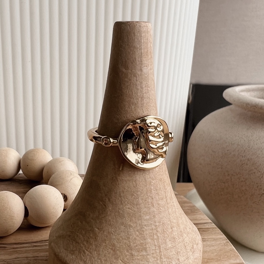 SOLD OUT ❌ ABSTRACT GOLD SIGNET RING - Picture 1 of 6